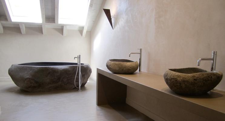 Cuarto de baño  con mueble y suelo recubierto con cemento pulido