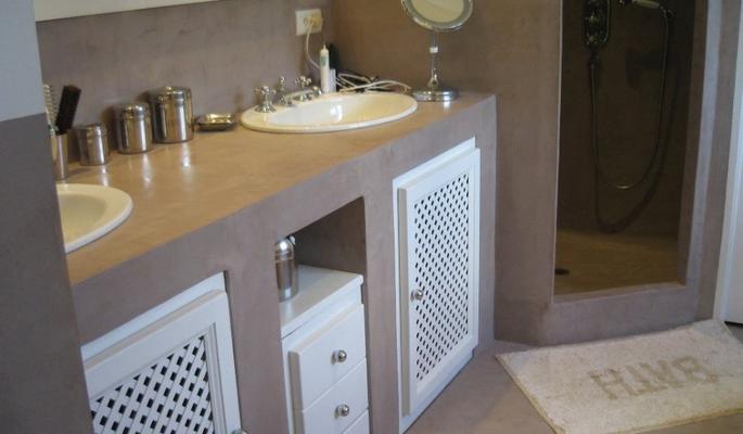 Mueble de baño recubierto con cemento pulido