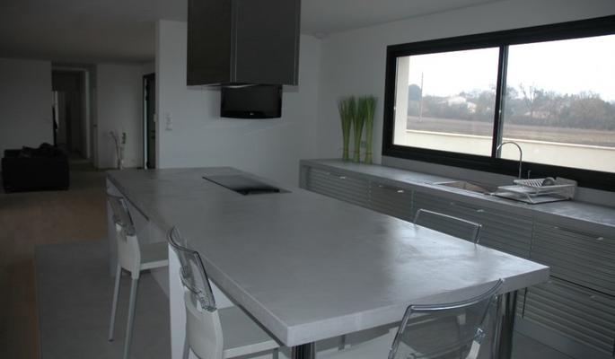 Mesa de cocina  recubierta con cemento pulido