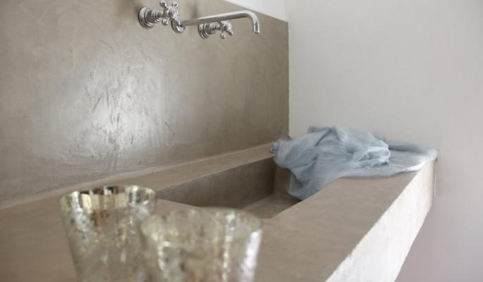 Mueble de baño con seno integrado recubierto con cemento pulido