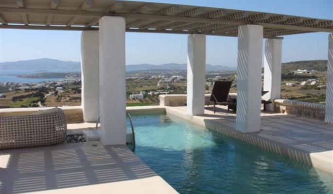 Terraza y piscina recubierta con cemento pulido