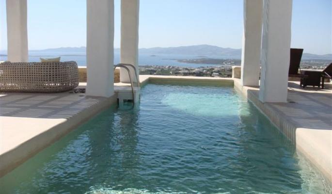 Terrassa i piscina recoberta amb ciment polit 
