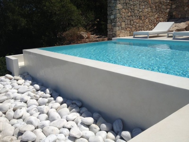 Terrassa i piscina feta ha Ibiza,  recoberta amb ciment polit de color blanc Everest