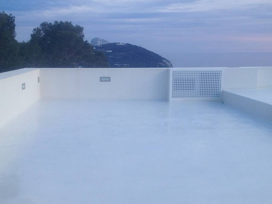 Terrassa feta a Ibiza amb ciment polit de color blanc Everest
